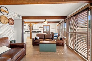 Living area - NEW The DogFish Dive Den (Hernando Beach)