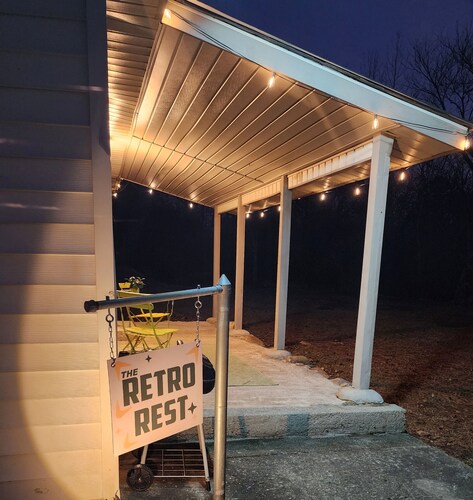 Charming Retro 2-bedroom house with AC, Fully Stocked Kitchen, Firepit, Laundry