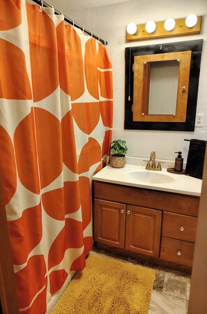 مجففات شعر، مناشف، صابون، شامبو