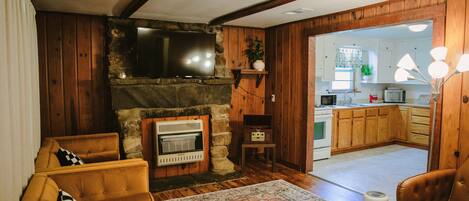 Una Smart TV, libros, un reproductor estéreo