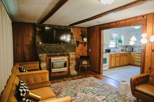 Charming Retro 2-bedroom house with AC, Fully Stocked Kitchen, Firepit, Laundry