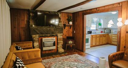 Charming Retro 2-bedroom house with AC, Fully Stocked Kitchen, Firepit, Laundry