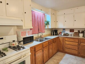 Fridge, microwave, oven, stovetop - Charming Retro 2-bedroom house with AC, Fully Stocked Kitchen, Firepit, Laundry (Mena)