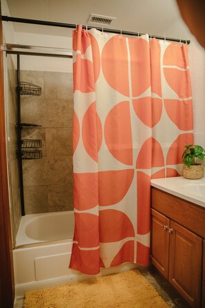 Hair dryer, towels, soap, shampoo - Charming Retro 2-bedroom house with AC, Fully Stocked Kitchen, Firepit, Laundry (Mena)