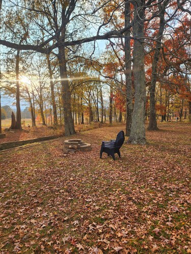 Charming Retro 2-bedroom house with AC, Fully Stocked Kitchen, Firepit, Laundry