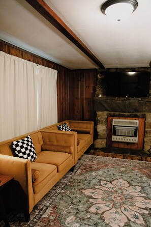 Smart TV, books, stereo