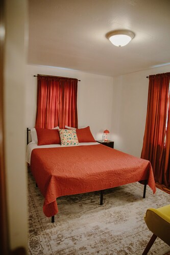 Charming Retro 2-bedroom house with AC, Fully Stocked Kitchen, Firepit, Laundry