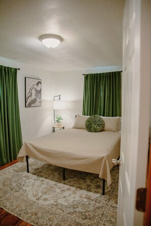 2 عدّة غرف نوم ومكواة/لوح كي وسرير سفر وواي فاي مجانًا