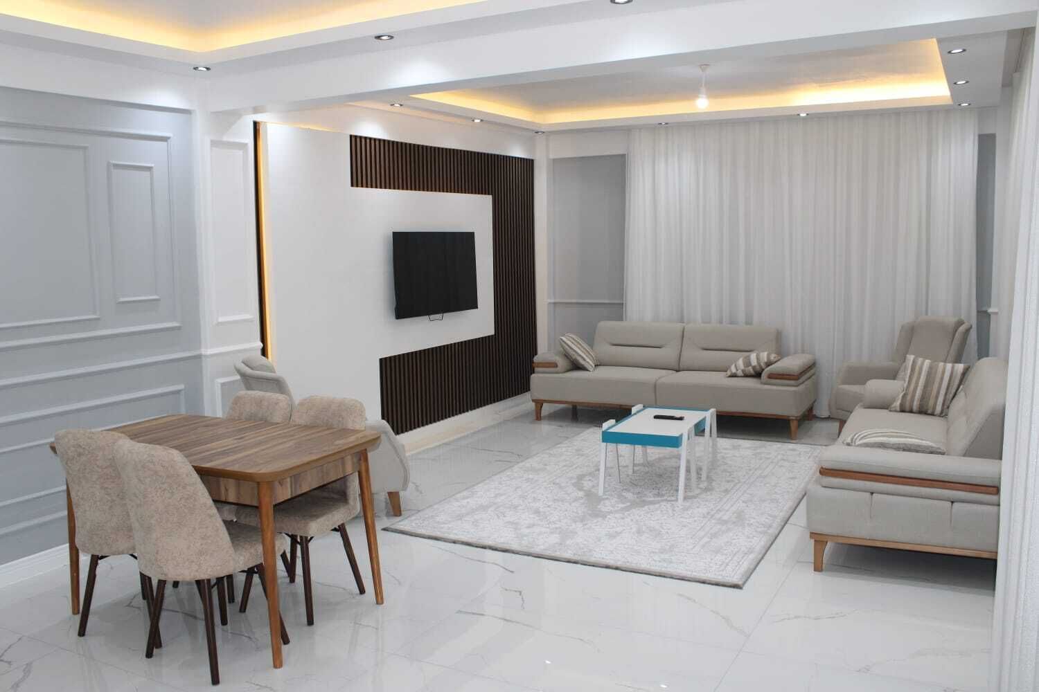 Familievilla, utsikt mot høyde | Oppholdsområde