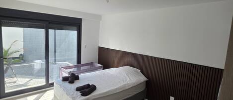 2 bedrooms, iron/ironing board, travel cot, free WiFi