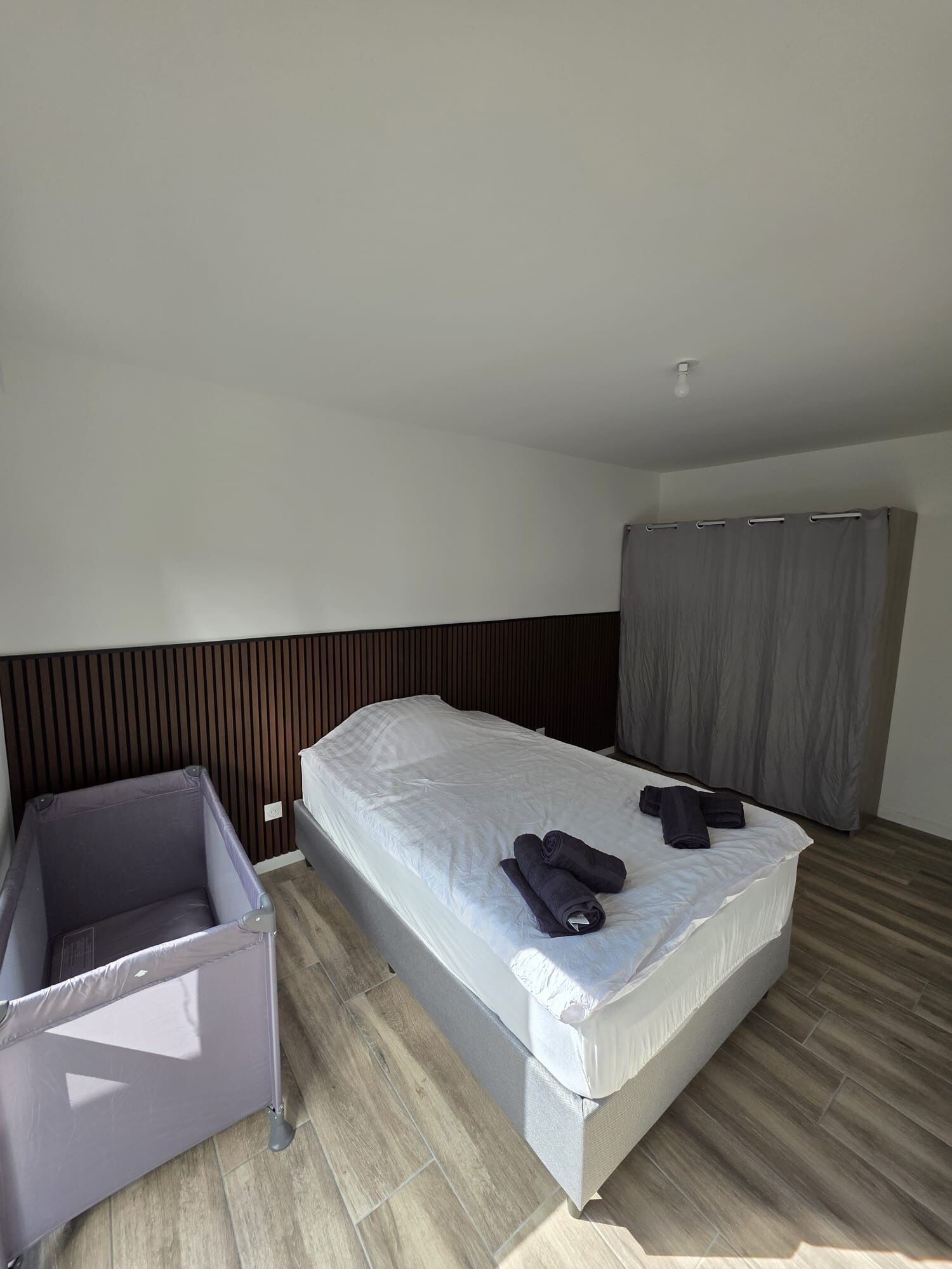 2 chambres, fer et planche à repasser, lit parapluie, Wi-Fi gratuit