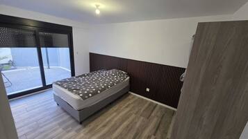 2 slaapkamers, een strijkplank/strijkijzer, reisbedje, gratis wifi