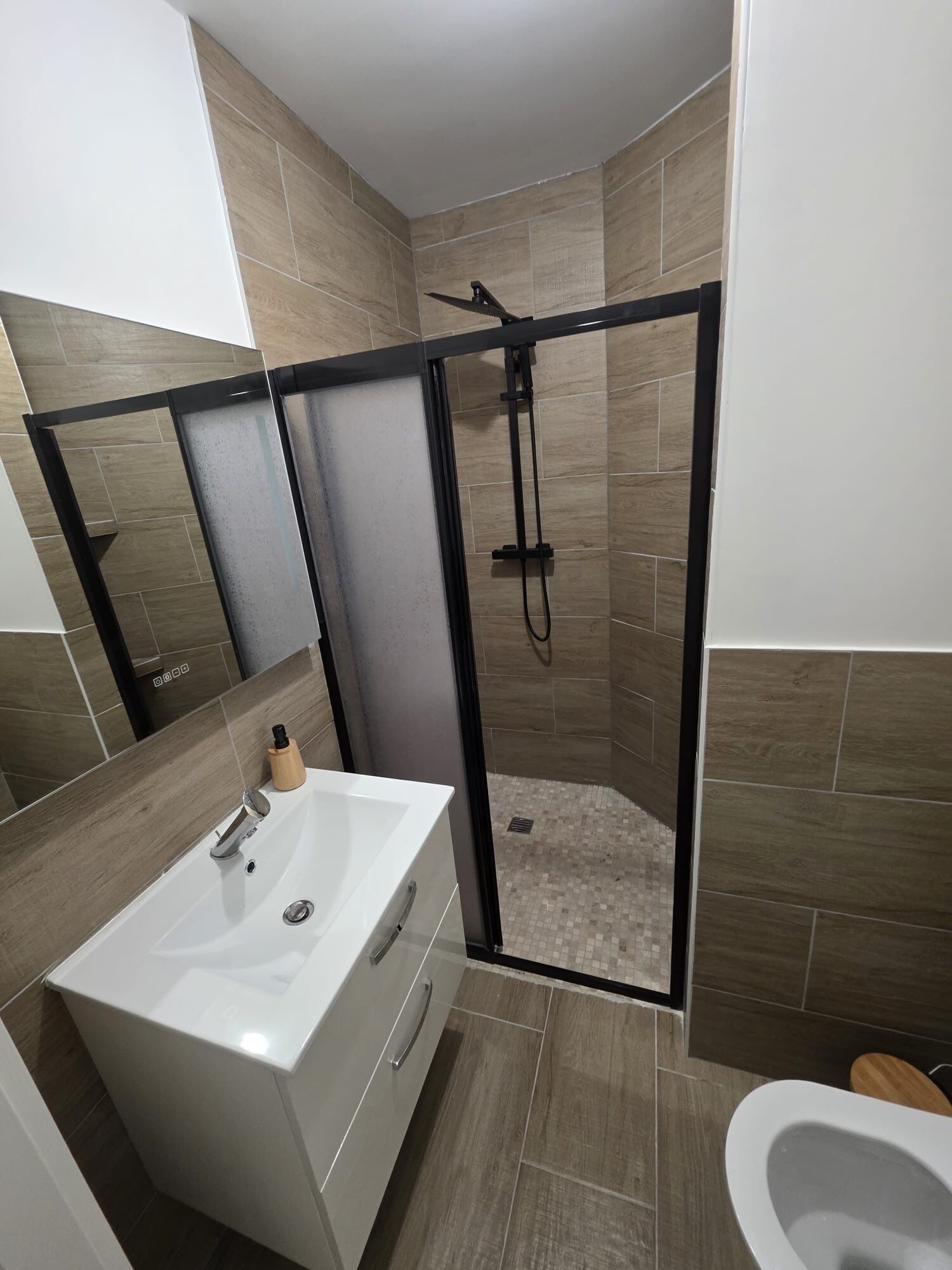 Een douche, handdoeken, zeep, shampoo