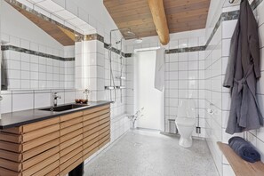 Shower, hair dryer - Scenic 2025 summer house with sea view (Storvorde)