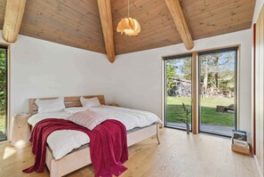 4 bedrooms, iron/ironing board, free WiFi, wheelchair access - Scenic 2025 summer house with sea view (Storvorde)