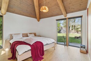 4 bedrooms, iron/ironing board, free WiFi, wheelchair access - Scenic 2025 summer house with sea view (Storvorde)