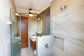 Dusche, Handtücher, Seife, Toilettenpapier