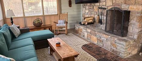 TV connectée, cheminée, table de tennis de table