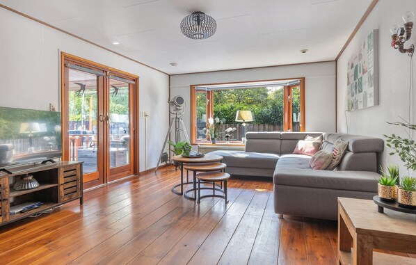 Smart TV - Awesome home in Erm with private swimming pool, can be inside or outside (Erm)