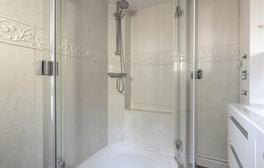 Shower - 3 bedroom stunning home in Erm (Erm)