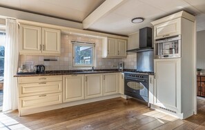 ثلاجة، فرن، موقد طهي مسطح، غسالة أطباق