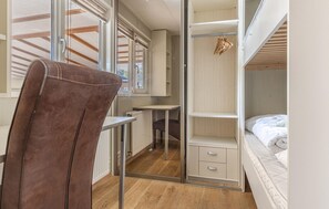 A compact room with a bunk bed, a desk, and a chair. - 3 bedroom stunning home in Erm (Erm)