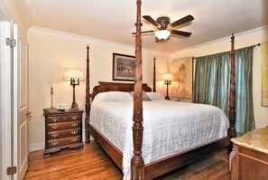 4 bedrooms, iron/ironing board, WiFi, bed sheets - The Christmas Tree House (Tulsa)