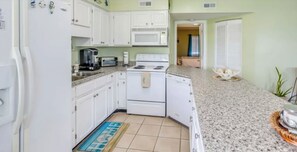 Kjøleskap, mikrobølgeovn, ovn og kokeplater