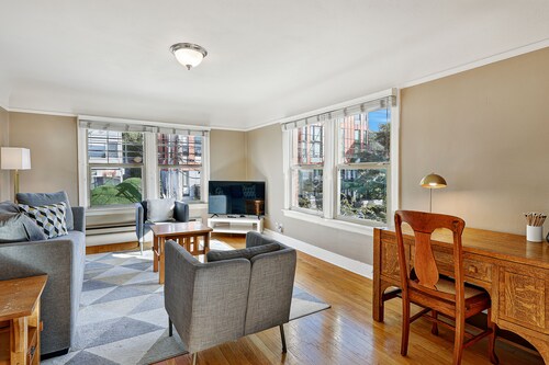 Spacious, bright 1br in central Capitol Hill location