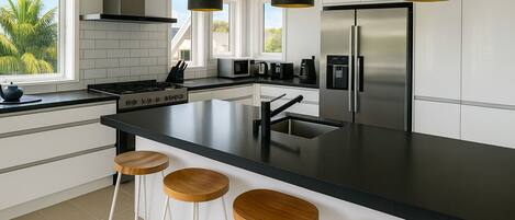 Four Ă micro-ondes, un four, surface de cuisson, lave-vaisselle