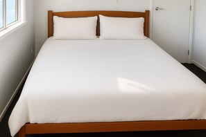 3 Schlafzimmer, Schreibtisch, Bügeleisen/Bügelbrett, Reisekinderbett