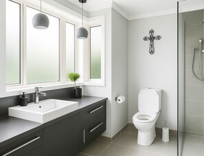 Regadera, toallas, jabón, shampoo 