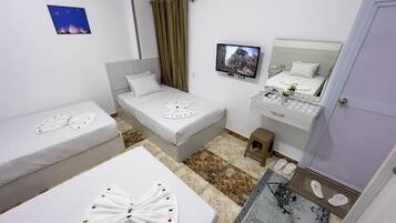 Triple Room | In-room safe, soundproofing, free WiFi