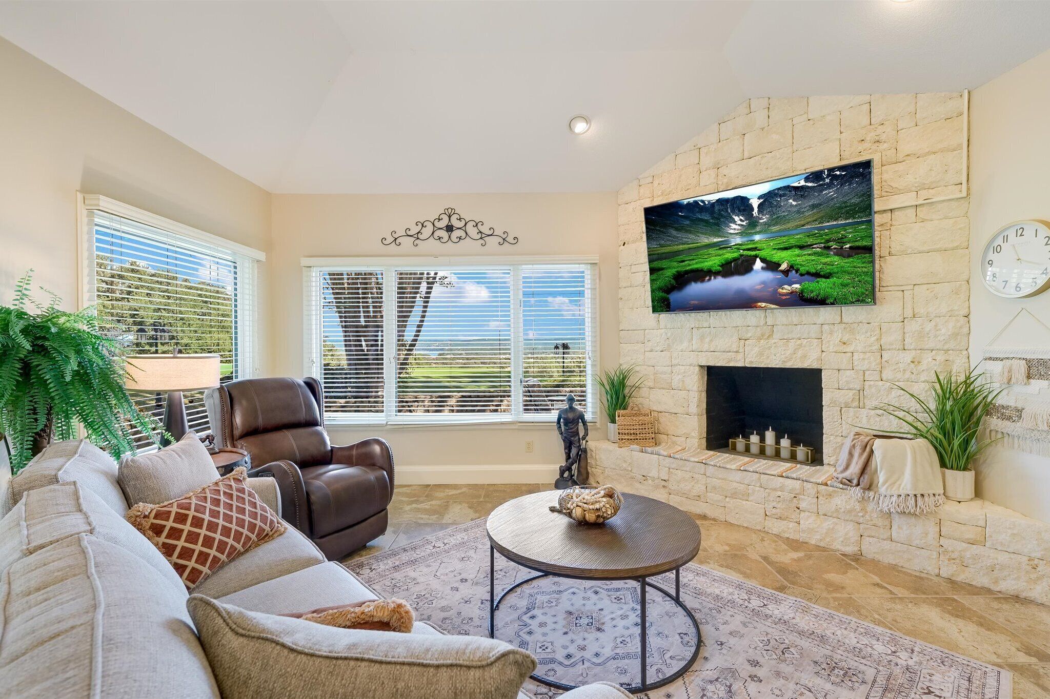 Smart TV, fireplace, stereo