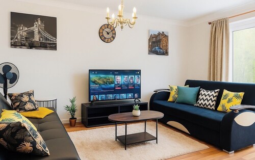 Charming 3-bedroom house in Sittingbourne for contractors, family & Tourists!!