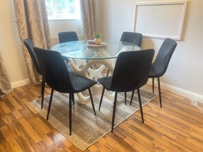 Dining - Charming 3-bedroom house in Sittingbourne for contractors, family & Tourists!! (Sittingbourne)