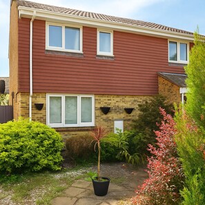 Exterior - Charming 3-bedroom house in Sittingbourne for contractors, family & Tourists!! (Sittingbourne)