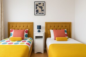 3 bedrooms, iron/ironing board, WiFi, bed sheets - Charming 3-bedroom house in Sittingbourne for contractors, family & Tourists!! (Sittingbourne)