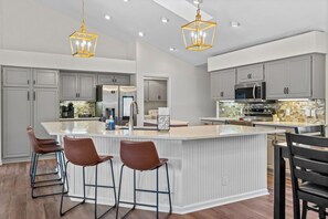 Mikrovågsugn, ugn, spishäll och diskmaskin