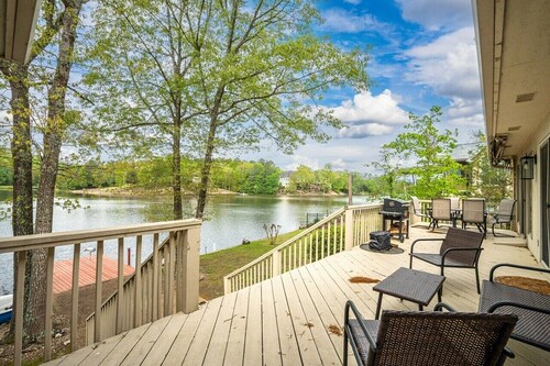 LAKEFRONT OASIS!  TRANQUIL  RETREAT AWAITS YOU IN HOT SPRINGS VILLAGE!