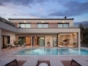 Pool - Luxury Villa With Heated Infinity Pool and Sauna (Pazin)
