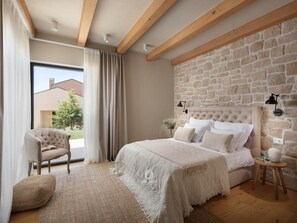 House | 5 bedrooms, individually furnished, bed sheets