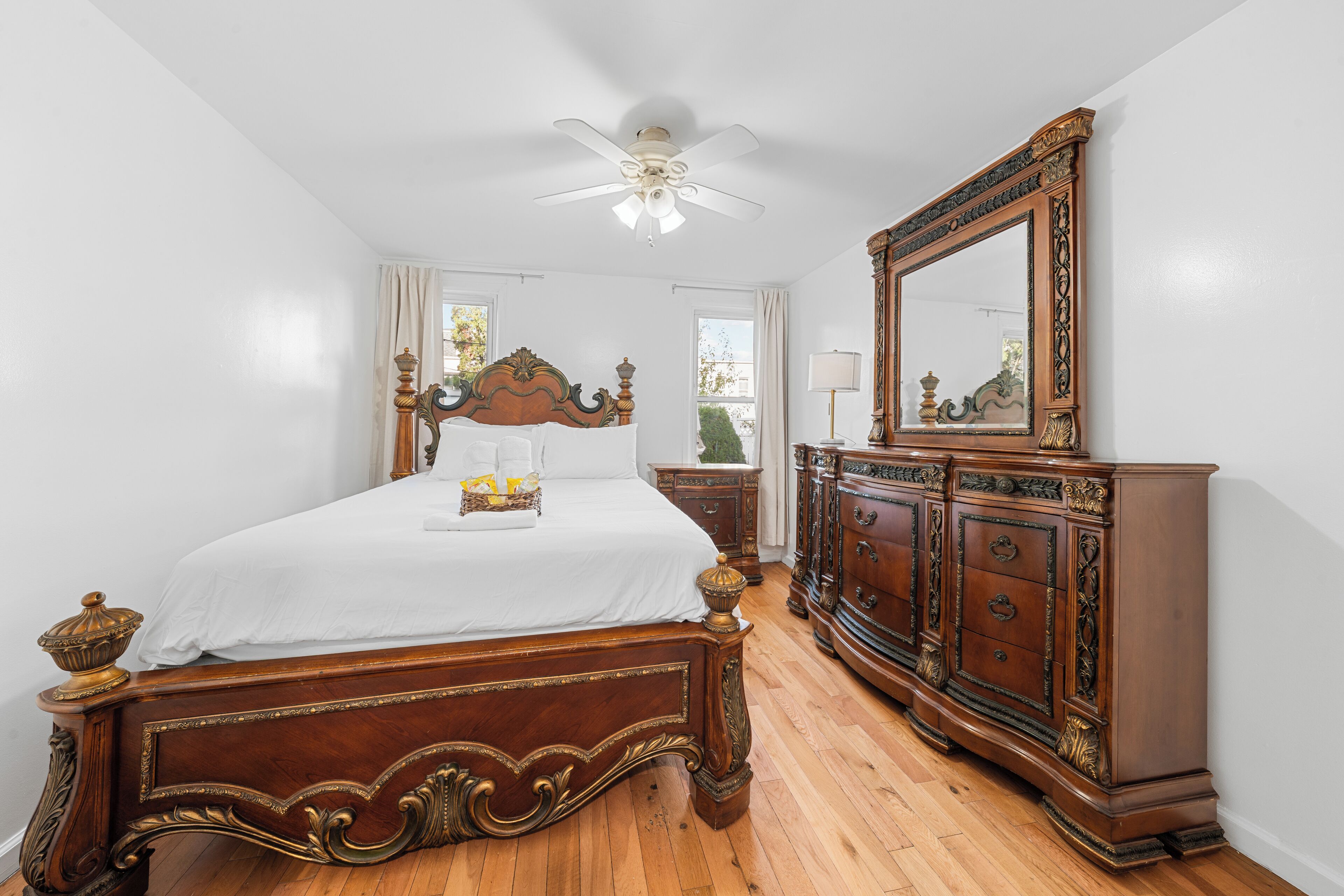 3 chambres, fer et planche à repasser, lit de bébé portatif