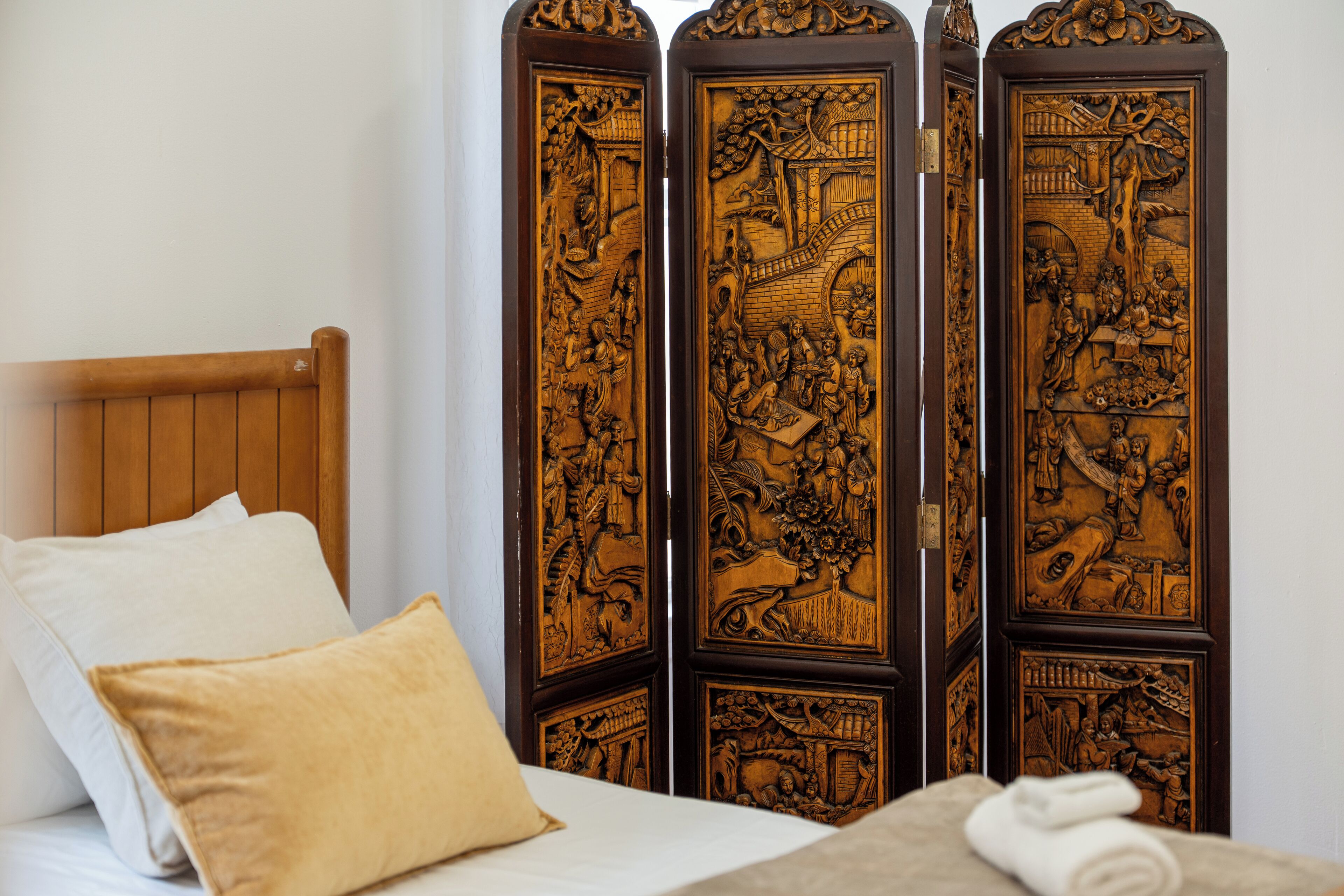 3 habitaciones, tabla de planchar con plancha y cuna de viaje 