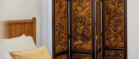 3 habitaciones, tabla de planchar con plancha y cuna de viaje