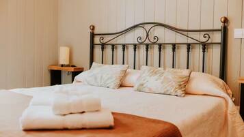 1 dormitori, planxa i posts de planxar, wifi i roba de llit