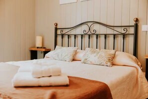 1 dormitori, planxa i posts de planxar, wifi i roba de llit