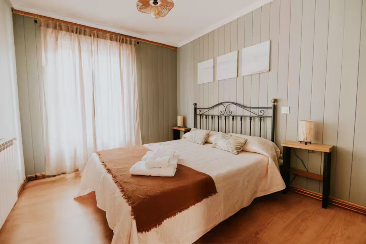 1 dormitorio, tabla de planchar con plancha, wifi y ropa de cama