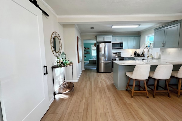 Mikrobølgeovn, ovn, kokeplater og oppvaskmaskin