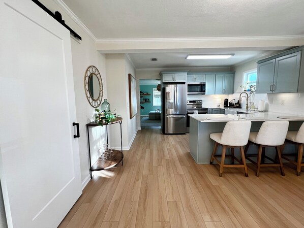 Mikrovågsugn, ugn, spishäll och diskmaskin